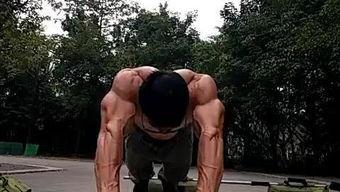 折磨肌肉男的视频大全,折磨视频大全集锦