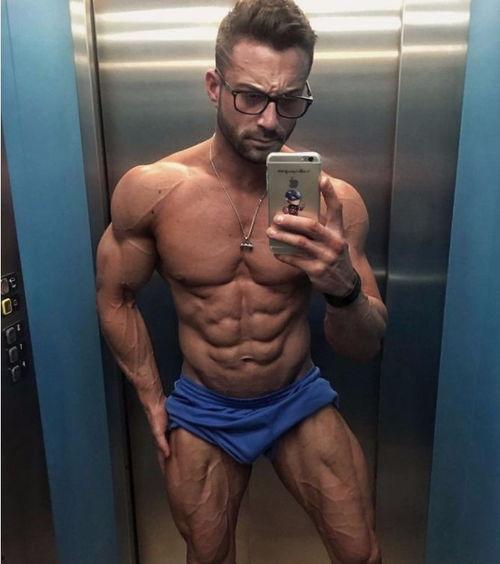 折磨肌肉男的视频大全,折磨视频大全集锦