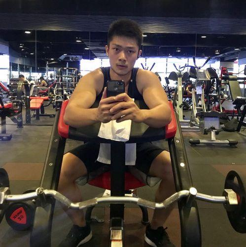 折磨肌肉男的视频大全,折磨视频大全集锦